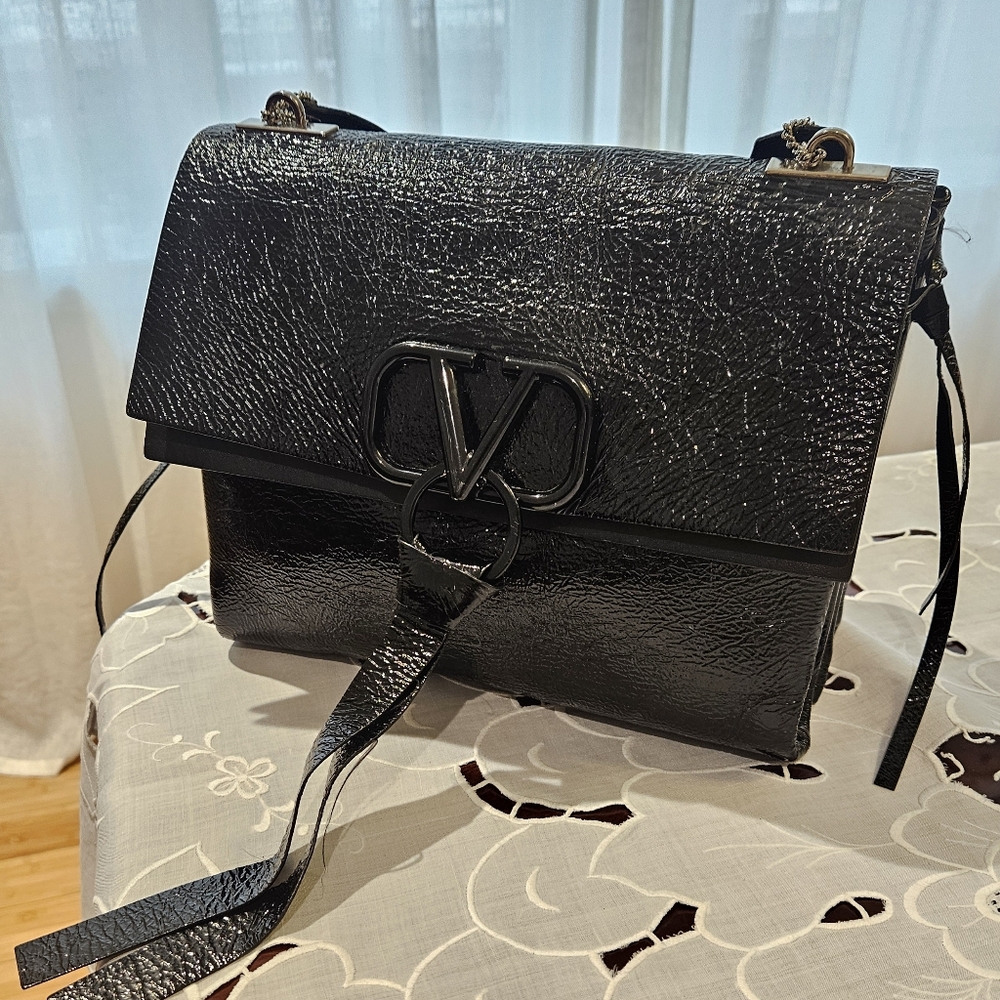 Valentino Garavani Textured Patent Calfskin Medium Vring Shoulder Bag Black